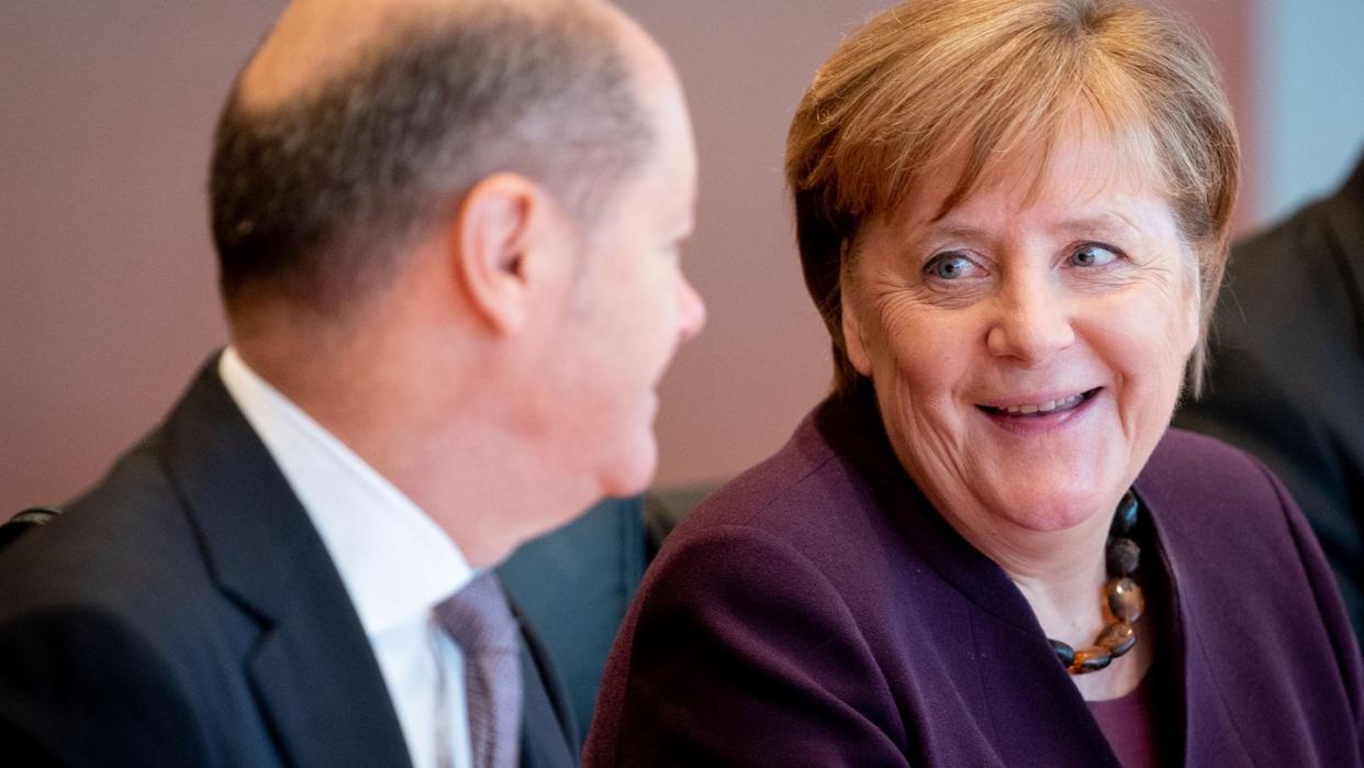 Bundeskanzlerin Angela Merkel (CDU) und Olaf Scholz (SPD), Bundesminister der Finanzen.