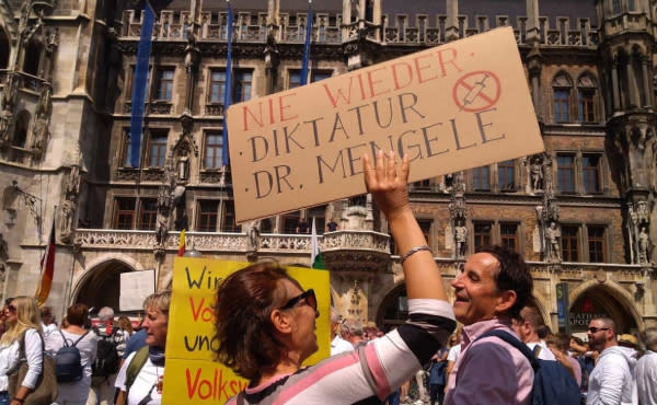 抗議者吶喊著：「再也不要專政和門格勒醫生（德國納粹黨衛隊軍官和奧斯威辛集中營的醫生）」。圖／robertandreasch@Twitter