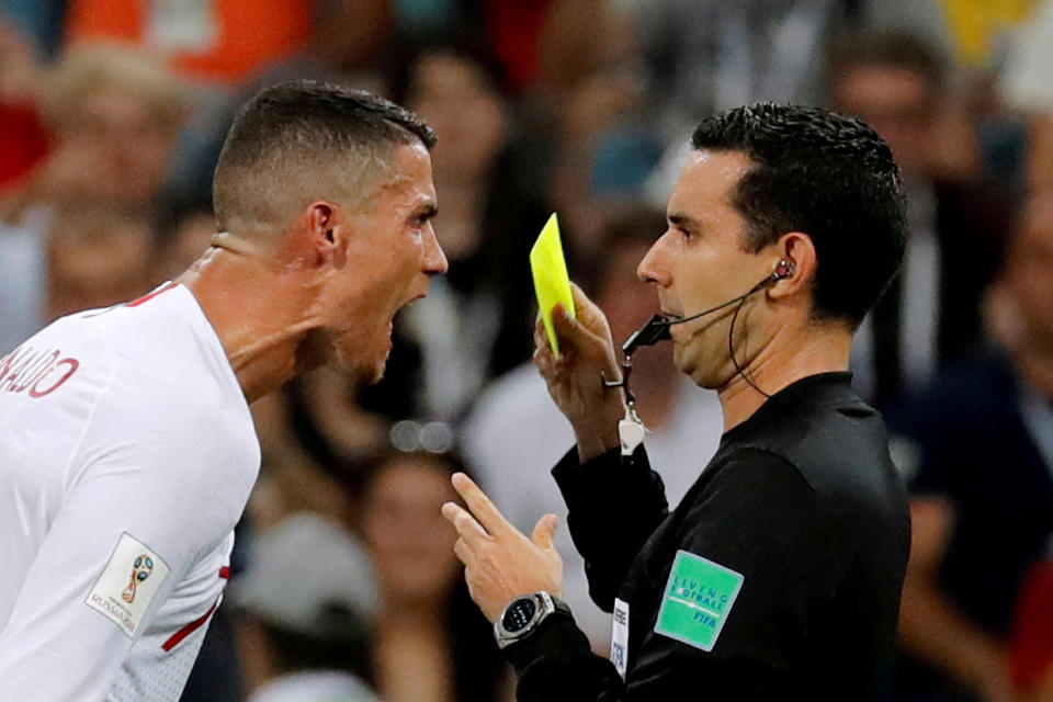 Cristiano Ronaldo reacciona tras recibir el cartón amarillo de parte del árbitro mexicano César Arturo Ramos, durante el partido de cuartos de final entre Uruguay y Portugal, en el Mundial de Rusia 2018. / Foto: Reuters
