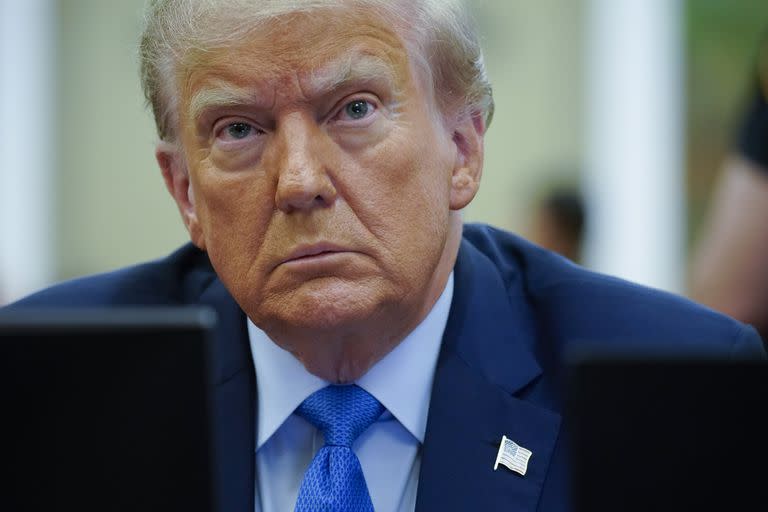 El expresidente Donald Trump espera para subir al estrado de los testigos en el Tribunal Supremo de Nueva York, el lunes 6 de noviembre de 2023, en Nueva York. (AP Photo/Eduardo Munoz Alvarez)