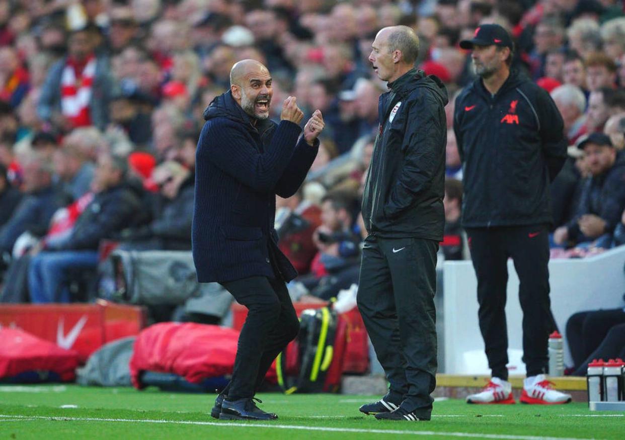 Guardiola tobt - sogar der Mantel fliegt!