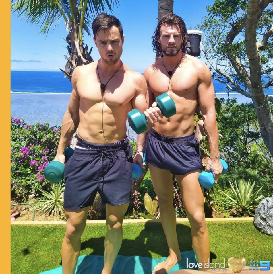 A photo of Love Island stars Eoghan Murphy and Gerard Majda lifting weights.