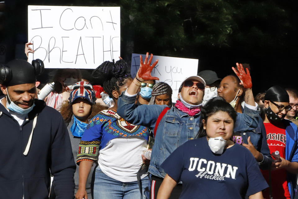 En foto del 31 de mayo del 2020 un grupo se manifiesta en Pittsburgh tras la muerte de George Floyd el 25 de mayo en custodia de la policía de Minneapolis. El 2 de junio del 2020 futbolistas de todo el mundo se unen en apoyo a quienes buscan justicia por Floyd. (AP Photo/Gene J. Puskar)