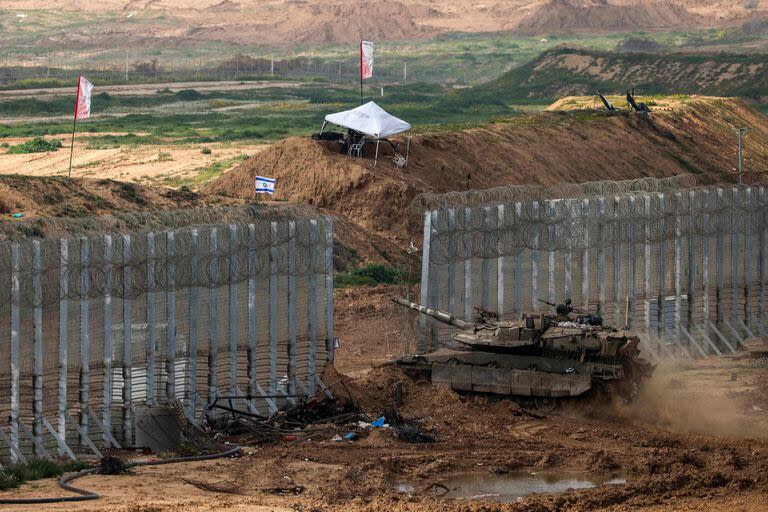 Un tanque de combate israelí cruza la frontera hacia el norte de Gaza el 19 de febrero de 2024.