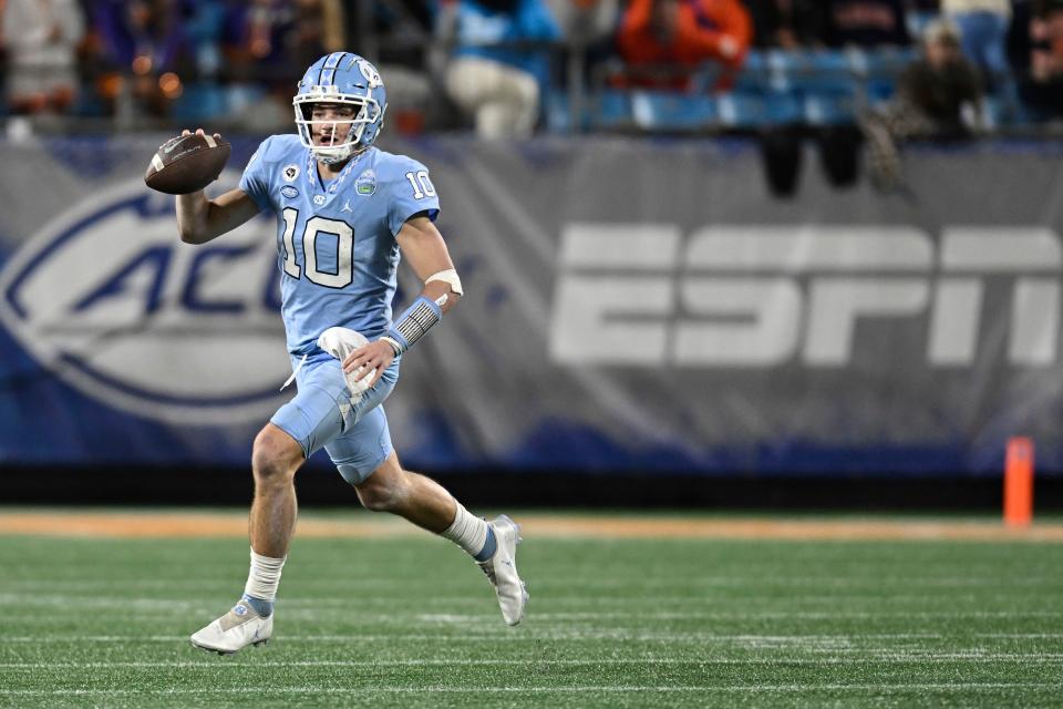 CHARLOTTE, NORTH CAROLINA - DECEMBER 03: Drake Maye #10 of the North Carolina Tar Heels looks for a pass against the Clemson Tigers in the third quarter during the ACC Championship game at Bank of America Stadium on December 03, 2022 in Charlotte, North Carolina. (Photo by Eakin Howard/Getty Images)