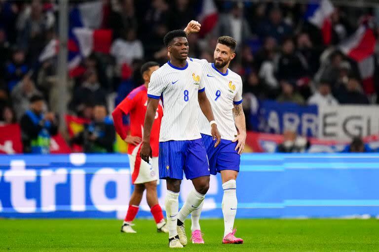 Olivier Giroud, delantero chileno, celebra tras convertir un gol para Francia en el amistoso disputado este martes en Marsella