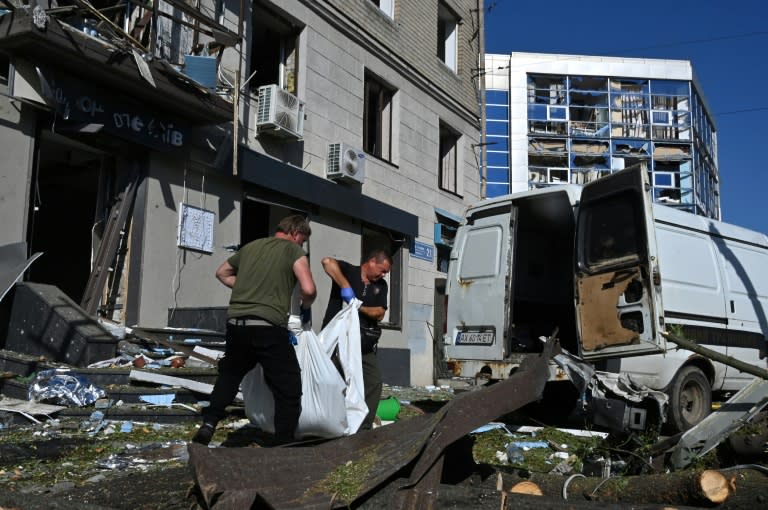 In der Ukraine sind am Wochenende erneut Charkiw sowie die Energieinfrastruktur des Landes von Russland angegriffen worden. Bei einem Bombenangriff auf ein Wohngebäude in der Stadt Charkiw wurden mindestens zwei Menschen getötet, wie Rettungskräfte mitteilten. (SERGEY BOBOK)