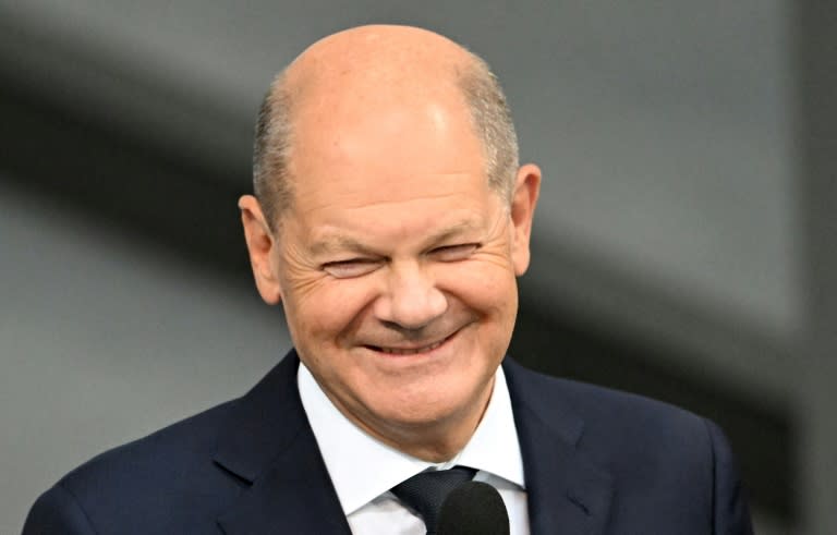 Le chancelier allemand Olaf Scholz lors d'une séance de questions devant le Parlement, à Berlin, le 3 juillet 2024 (RALF HIRSCHBERGER)