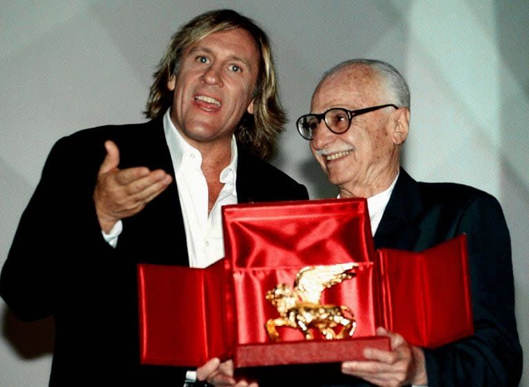 27AGO97 Mostra Internazionale del Cinema Di Venezia-
L'attore GERARD DEPARDIEU riceve il Leone d'Oro alla Carriera  dal Regista Mario Monicelli 
mg/Photo MICHELE GREGOLIN/REUTERS