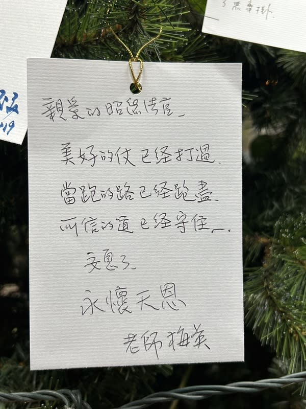 士院法官墜樓亡  北院院長手寫卡片表追思 士林地方法院李姓法官日前墜樓身亡，各地法官19日 中午12時於法院門口獻上白色花朵，表達思念與祝 禱，台北地方法院院長王梅英在卡片寫下「美好的仗 已經打過」，希望李法官安息、一路好走。 中央社記者林長順攝  113年4月19日 