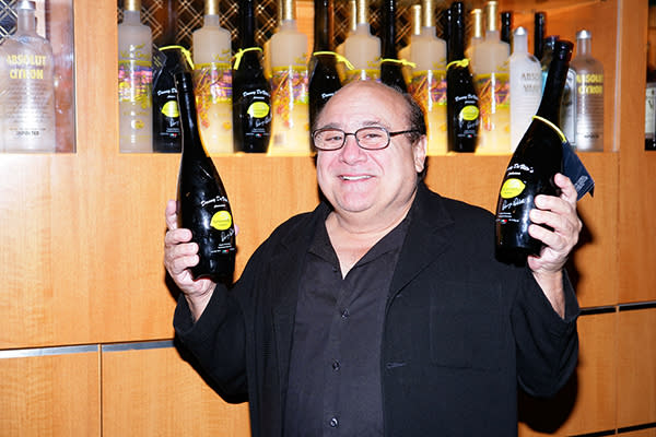 El actor Danny Devito durante la presentación de su marca de limoncello. Foto: Matthew Peyton/ Getty Images.