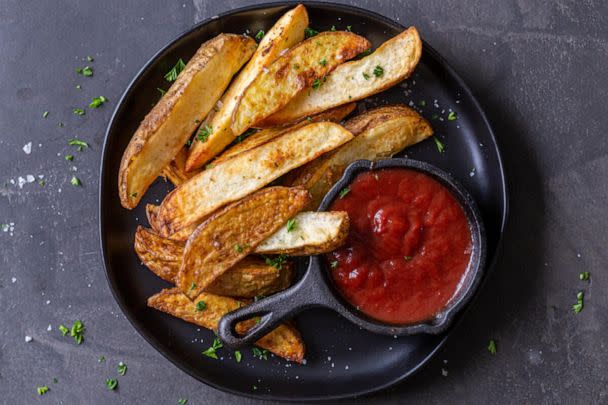 PHOTO: Potato wedges cooked in an air fryer. (Momsdish)