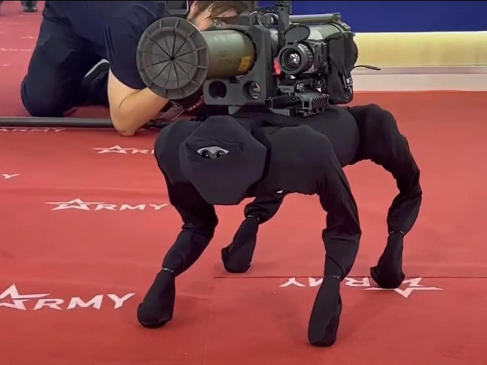  An M-81 robot dog, armed with an RPG-26 was unveiled at Russia’s annual Army-2022 international arms expo Monday, 15 August, 2022 (Screenshot/ RIA Novosti)