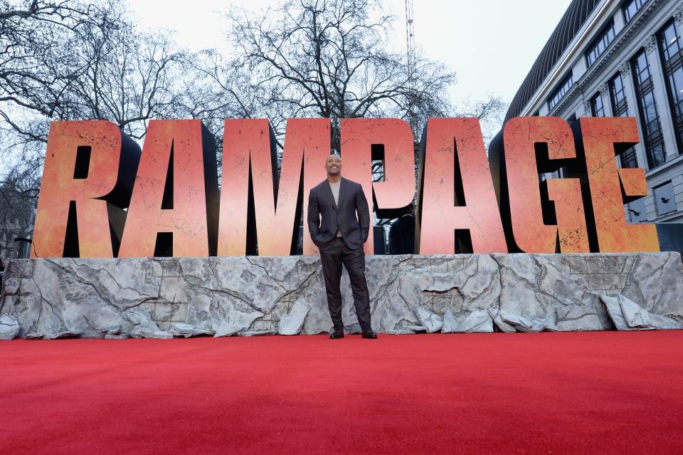 <p>In "Rampage - Big Meets Bigger", der 2018 in die Kinos kam, hatte es Dwayne Johnson mit einem Affen zu tun, der sogar größer war als er. Auf der Premiere in London war der Schauspieler dann aber doch wieder einer der größten Stars auf dem roten Teppich ... (Bild: Jeff Spicer/Getty Images)</p> 