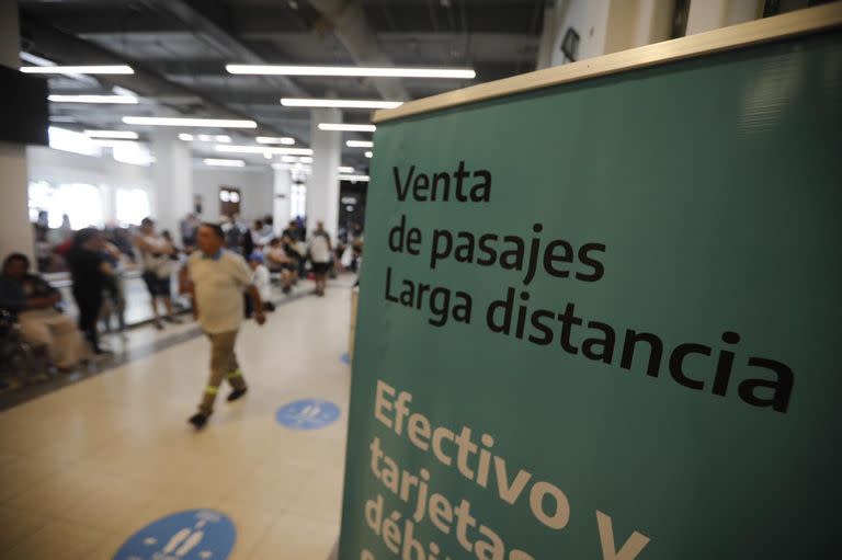 Gente esperando que mañana abran las boleterías en la estación Constitución para poder comprar sus pasajes de tren para irse de vacaciones