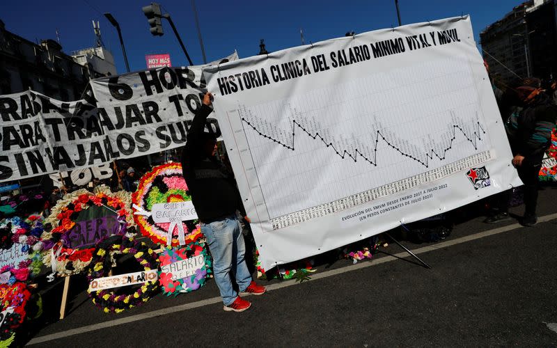 Argentines protest to mourn minimum wage