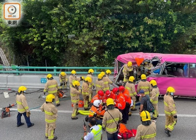 小巴車尾嚴重損毀，有乘客被困車內。


