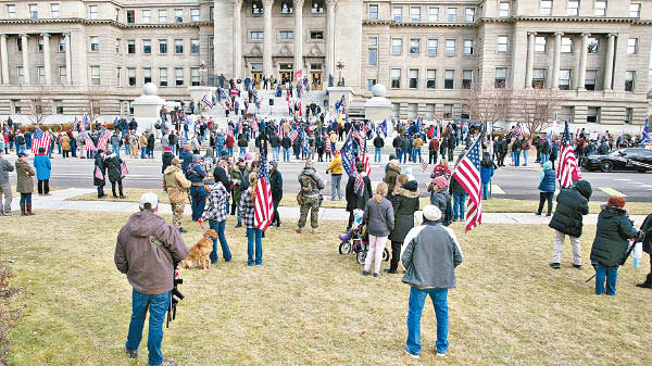 愛達荷州：特朗普支持者包圍州議會大樓。（美聯社圖片）