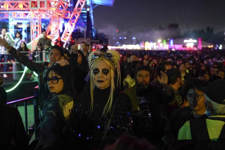 Fans en el concierto de The Cure en el festival Corona Capital en la Ciudad de México, el domingo 19 de noviembre de 2023. (Foto AP/Aurea Del Rosario)