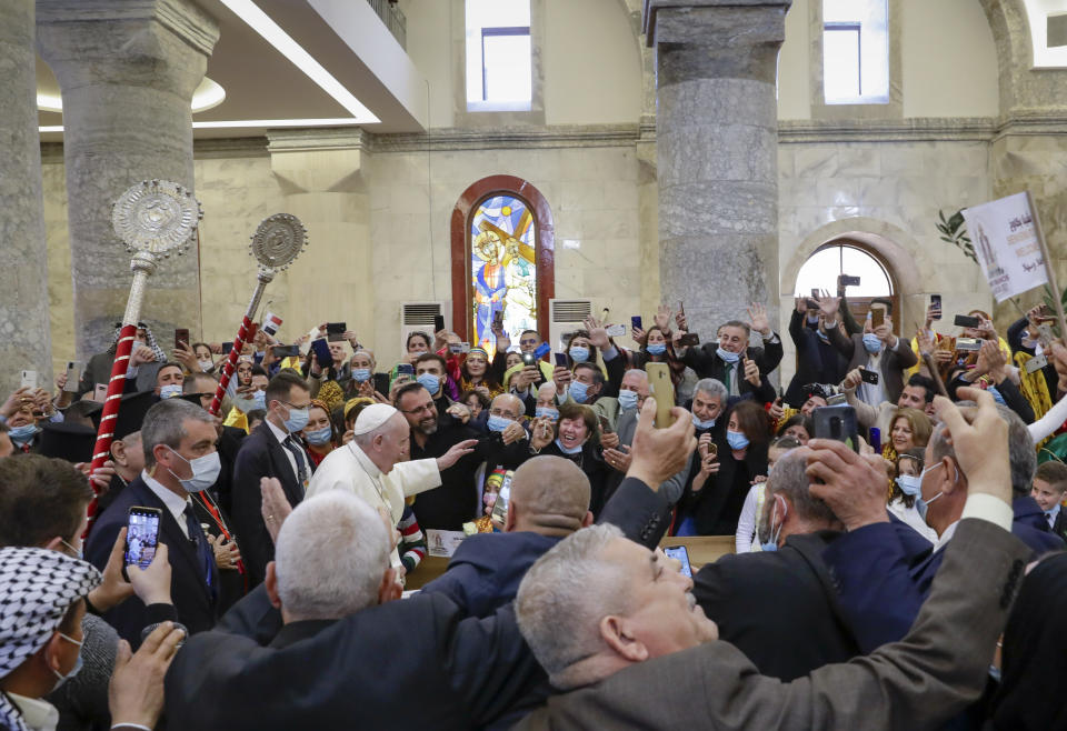 El papa Francisco es aclamado a su llegada a la Iglesia de la Inmaculada Concepción de Qaraqosh, Irak, el 7 de marzo del 2021. (AP Photo/Andrew Medichini)