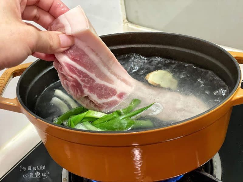 ▲原PO分享「蒜泥白肉」的做法，並表示燙完肉的湯汁可以留下，在炒高麗菜時加入會更美味。（圖／《小農艷婦》授權提供）