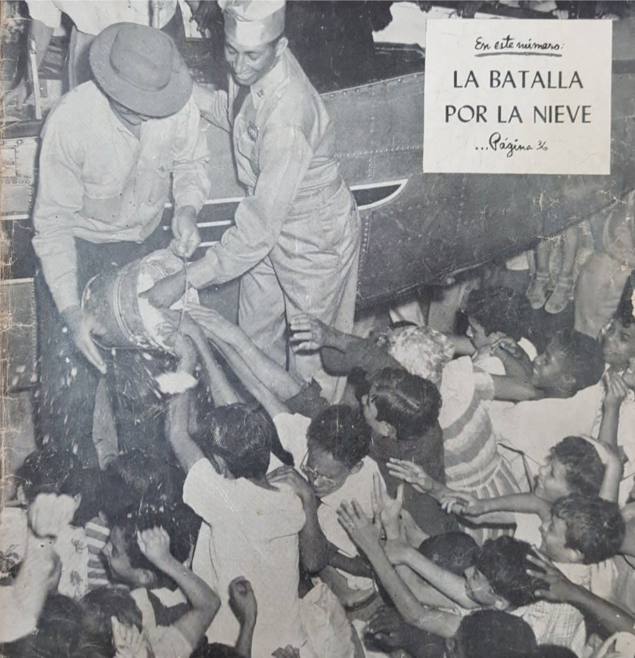 Niños reunidos sacan nieve de un avión