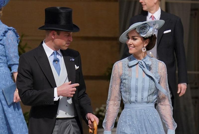 凱特王妃（右）與威廉王子出席白金漢宮花園派對。（翻攝The Royal Family臉書）