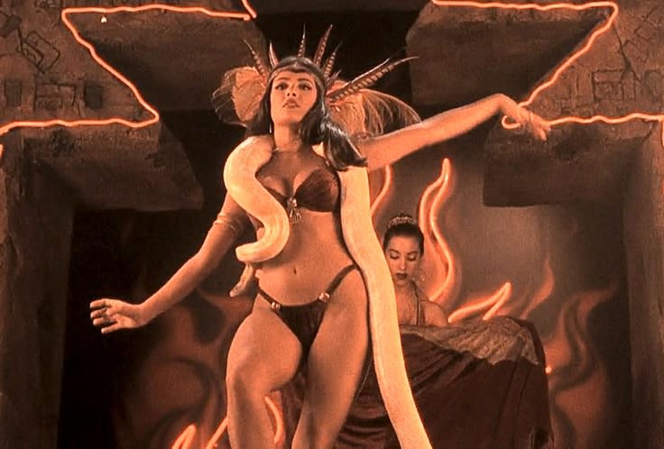 Ella ha colgado fotos como la bailarina con serpientes en su rol “From Dusk ‘Till Dawn”. (Picture credit: Dimension Films)