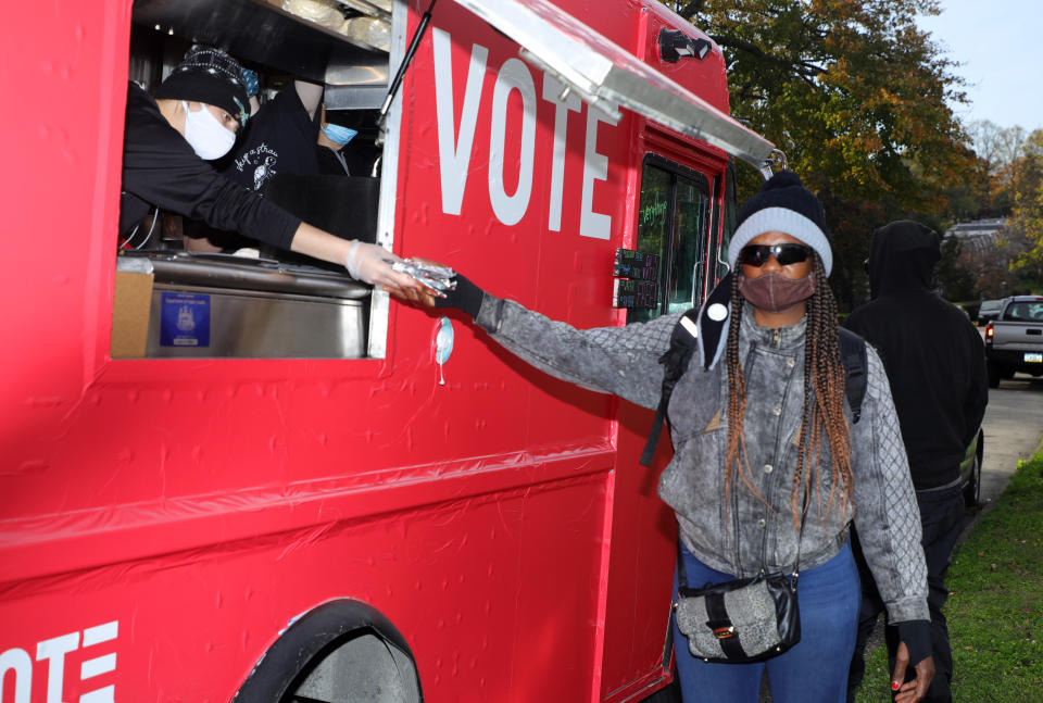 La organización no gubernamental Vote.org organizó la <strong>repartición de tacos y agua para los electores</strong> de la ciudad de Filadelfia, Pennsylvania. (Foto Bill McCay/Getty Images for Vote.org)