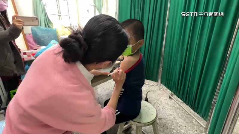 兒童也陸續開始施打疫苗。