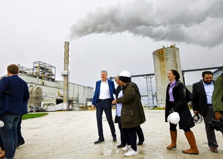 FILE PHOTO: Democratic 2020 U.S. presidential candidate and New York City Mayor Bill de Blasio tours the POET ethanol plant with former U.S. Secretary of Agriculture Tom Vilsack in Gowrie