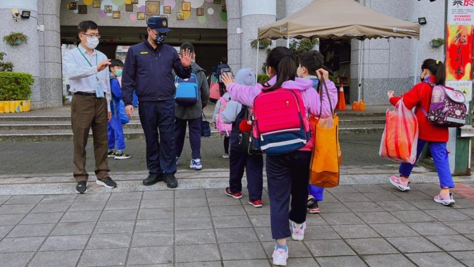 土城分局長謝龍富開心地像學童打招呼。（圖／TVBS）