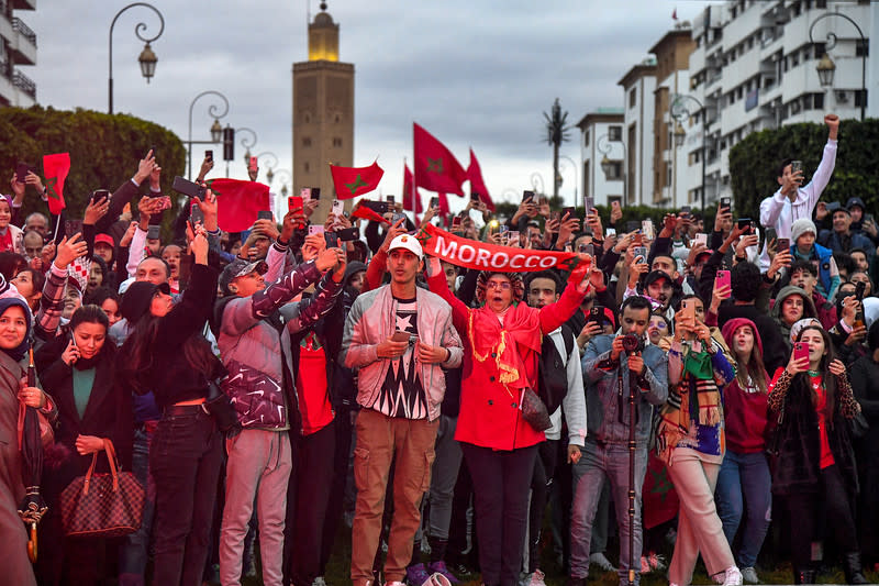 摩洛哥以小組冠軍晉級16強，該國民眾在首都拉巴特街頭狂歡。【AFP授權】