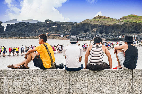 在堤防邊看著遊客陸續前往／玩全台灣旅遊網特約記者陳健安攝