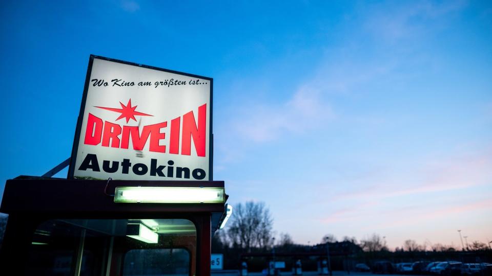 Das Schild eines Drive-In Autokinos leuchtet in der Nähe von Essen.