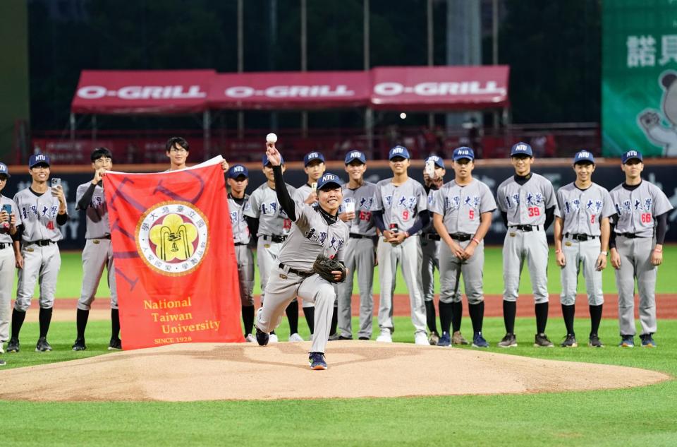 台大棒球隊今到天母球場，由前隊長翁宇呈代表開球。味全龍提供