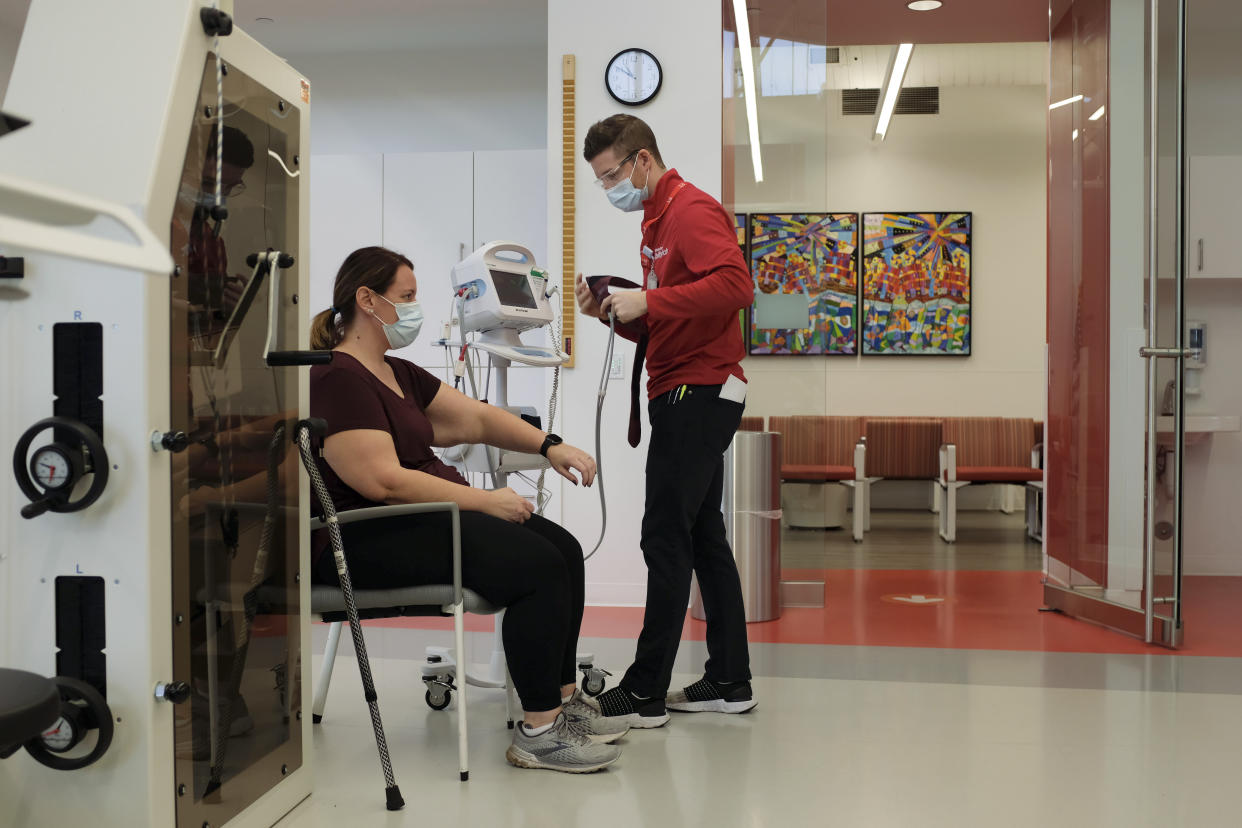 Samantha Lewis, left, of Aurora, Ill., attends a physical therapy session to treat her long Covid symptoms in Burr Ridge, Ill., Oct. 6, 2021. (Alex Wroblewski/The New York Times)