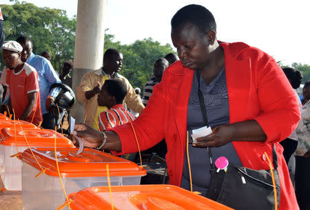 An woman casts her ballot during the Orange Democratic Movement (ODM) party primary at the Jomo Kenyatta sports grounds in the Kenya's west city of Kisumu April 25, 2017. REUTERS/Moses Eshiwani