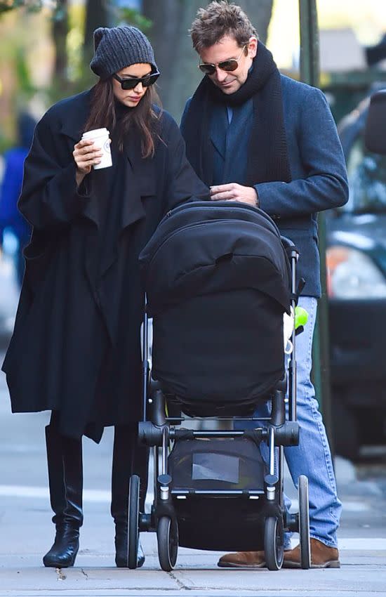 Irina y Bradley con el carrito en el que iba su hija, en octubre de 2018.