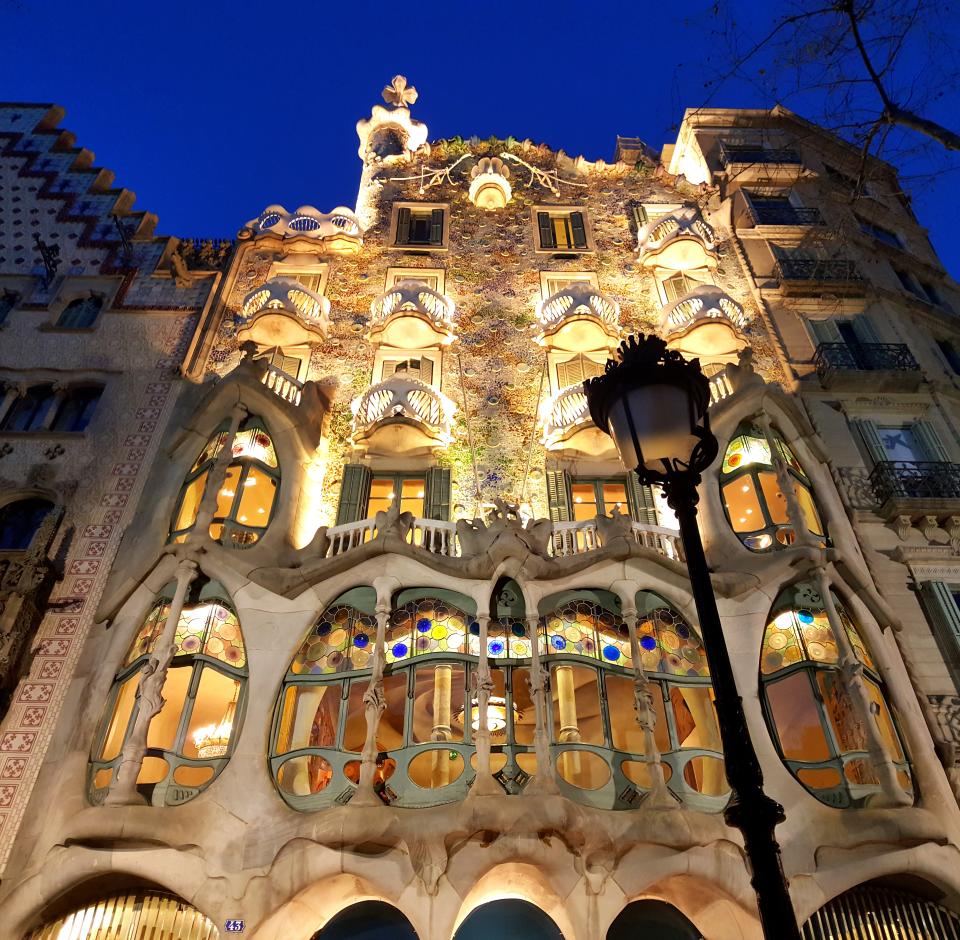 Casa Batlló está ubicada en el centro de Barcelona y es una de las obras maestras de Antoni Gaudí. El nombre local del edificio es Casa dels ossos (Casa de los huesos), ya que tiene una calidad orgánica visceral y esquelética. En 2005, la Casa Batlló fue nombrada Patrimonio de la Humanidad por la Unesco. (Getty Images)