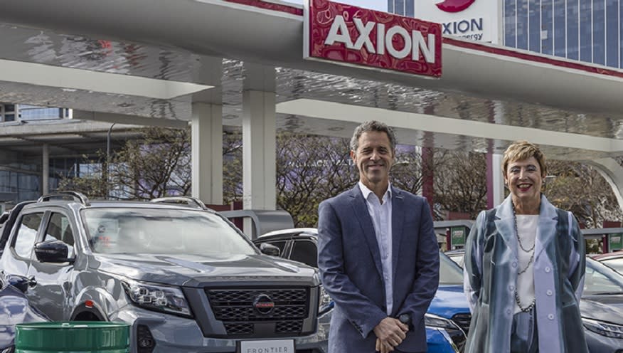 Gonzalo Igarzábal, presidente de Nissan, y Sandra, de Axion.