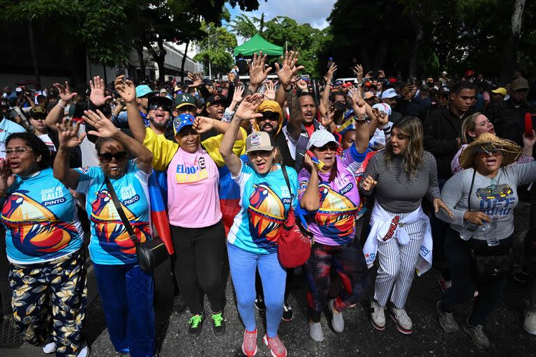 Simpatizantes del presidente venezolano Nicolás Maduro participan en una manifestación que se dirige al palacio presidencial de Miraflores, en Caracas, el 30 de julio de 2024. 