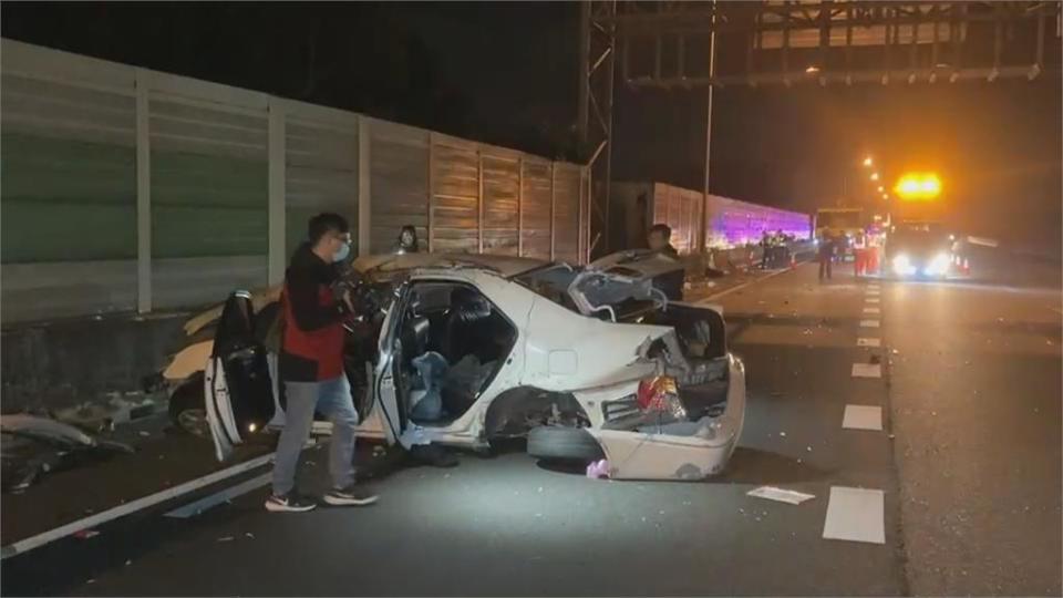 疑超車不慎 轎車撞國道護欄7秒翻9圈