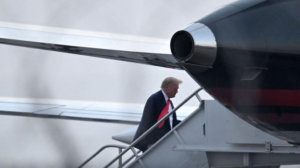 Trump aborda su avión cuando sale del Aeropuerto Internacional Hartsfield-Jackson de Atlanta en Atlanta, Georgia, el jueves 24 de agosto. Andrew Caballero-Reynolds/AFP/Getty Images