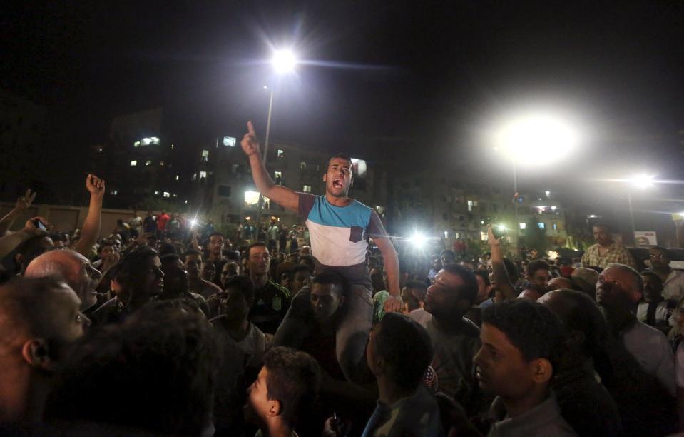 People protest against the crime after a bomb blast at a national security building in Shubra Al-Khaima on the outskirts of Cairo, Egypt August 20, 2015. At least six people were wounded early on Thursday in the car bombing near the state security building and courthouse in the Cairo suburb, security sources said. (REUTERS/Mohamed Abd El Ghany)