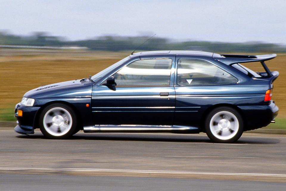 <p>Ford a finalement ajouté la <strong>transmission à quatre roues motrices </strong>à la Sierra RS Cosworth et a utilisé la même configuration mécanique pour l'Escort équivalente, qui n'était en fait une Escort que dans le sens où elle avait la même apparence que le modèle de la cinquième génération en cours à l'époque.</p><p>Ce n'était pas la première fois qu'une Ford était créée avec l'intention spécifique de promouvoir la marque par le biais de succès en sport automobile. Elle s'est assez bien comportée en 1993 - surtout entre les mains de <strong>François Delecour </strong>(né en 1962), qui a remporté trois manches du championnat du monde des rallyes cette année-là et a terminé deuxième dans la catégorie des pilotes - mais ce fut sa meilleure année.</p>