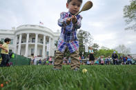 <p>La celebración anual, conocida como “Easter Egg Roll”, gira en torno a los niños, encargados de buscar huevos de colores entre los arbustos del jardín para luego empujarlos hasta la línea de meta con la única ayuda de una cuchara de madera. (Photo: Chip Somodevilla/Getty Images) </p>