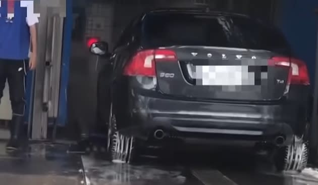 站員用菜瓜布洗車，導致車主的車子遍布許多大大小的刮痕。（圖／東森新聞）