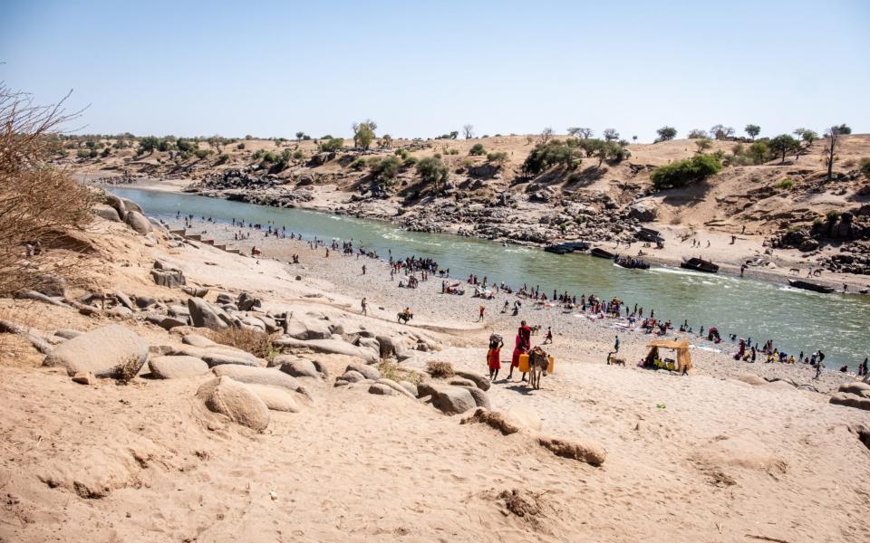 Refugees cross the Tekeze river from Ethiopia into Sudan - Joost Bastmeijer 