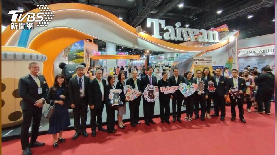 台灣代表團與泰國出境旅遊協會-ttaa-於台灣館合影